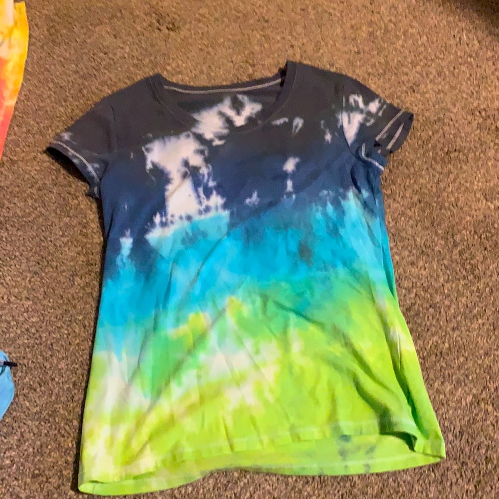 Women’s large tie dye shirt.